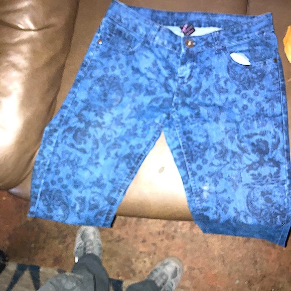 Women's Size 8 Decoded jeans with flower pattern like new - Picture 6 of 9